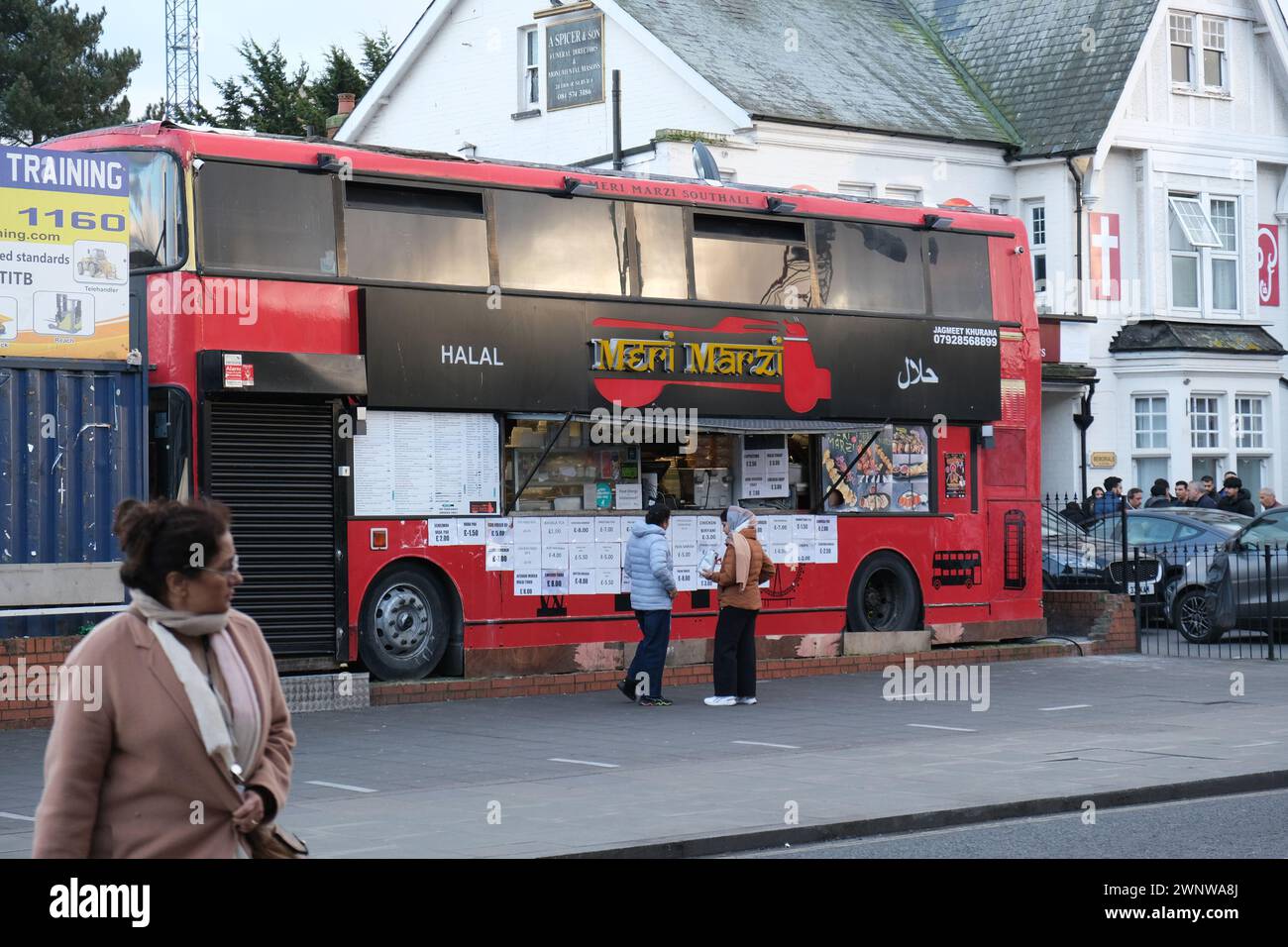 Fast food dell'Asia meridionale in un autobus di Londra convertito, Southall, West London Foto Stock