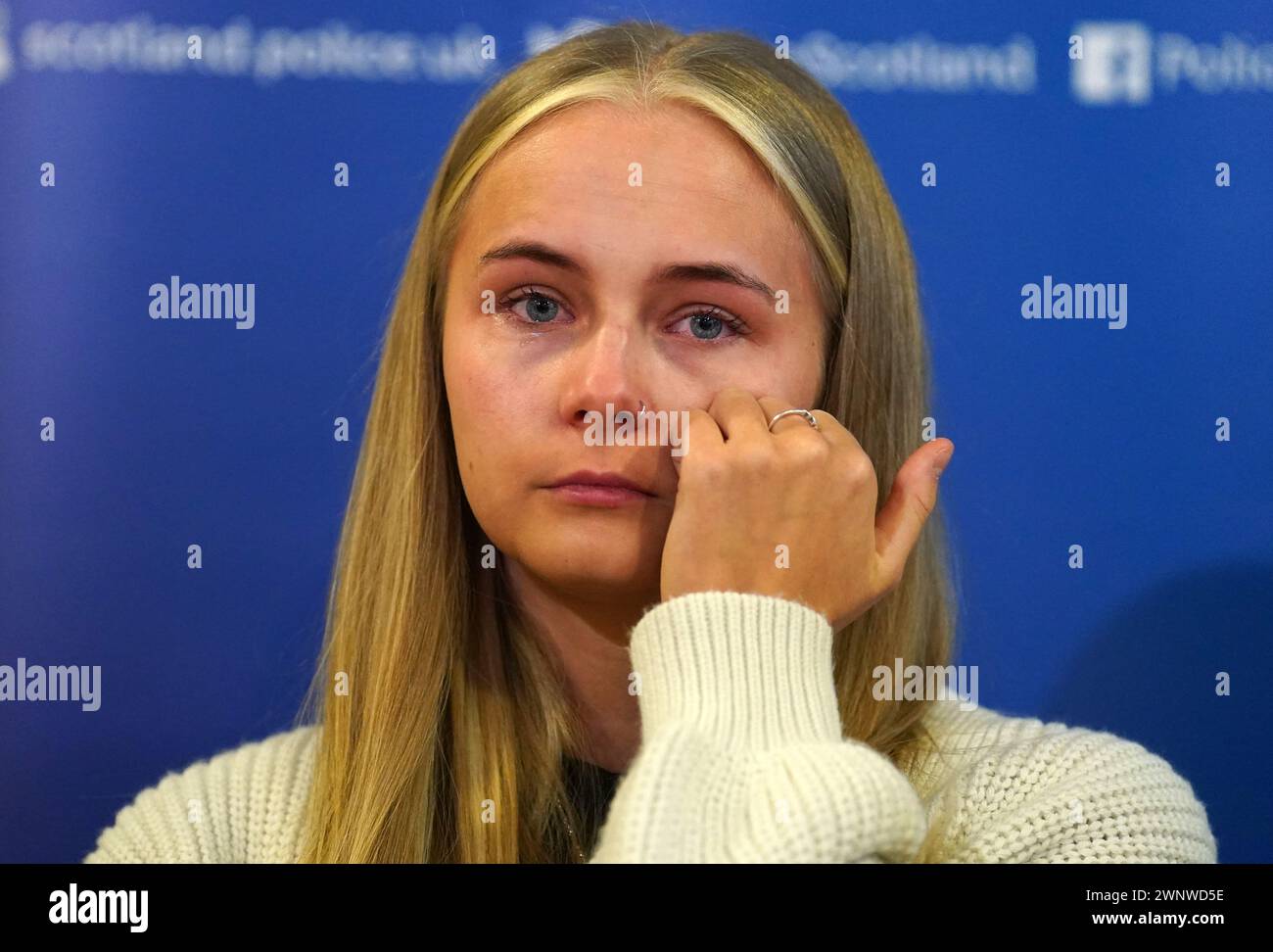 Calley Smith (18 anni) figlia di Khasha Smith, che è stata denunciata scomparsa dalla zona di Calder di Edimburgo il 5 gennaio, leggendo una dichiarazione alla stazione di polizia di Fettes a Edimburgo. Le preoccupazioni sono state sollevate dalla famiglia di Khasha, che non l'ha sentita dal 4 novembre. Data foto: Lunedì 4 marzo 2024. Foto Stock