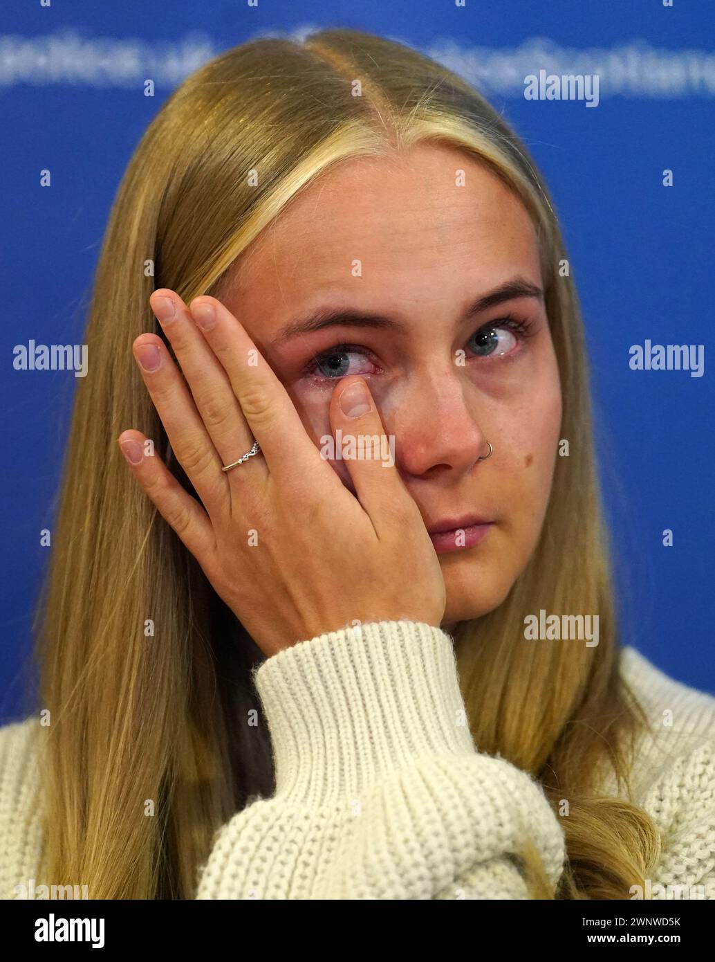Calley Smith (18 anni) figlia di Khasha Smith, che è stata denunciata scomparsa dalla zona di Calder di Edimburgo il 5 gennaio, leggendo una dichiarazione alla stazione di polizia di Fettes a Edimburgo. Le preoccupazioni sono state sollevate dalla famiglia di Khasha, che non l'ha sentita dal 4 novembre. Data foto: Lunedì 4 marzo 2024. Foto Stock