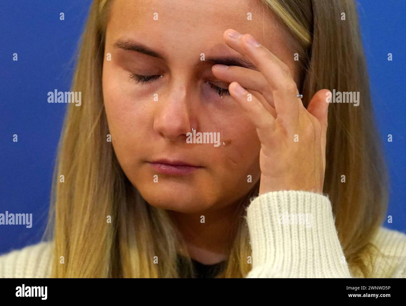 Calley Smith (18 anni) figlia di Khasha Smith, che è stata denunciata scomparsa dalla zona di Calder di Edimburgo il 5 gennaio, leggendo una dichiarazione alla stazione di polizia di Fettes a Edimburgo. Le preoccupazioni sono state sollevate dalla famiglia di Khasha, che non l'ha sentita dal 4 novembre. Data foto: Lunedì 4 marzo 2024. Foto Stock