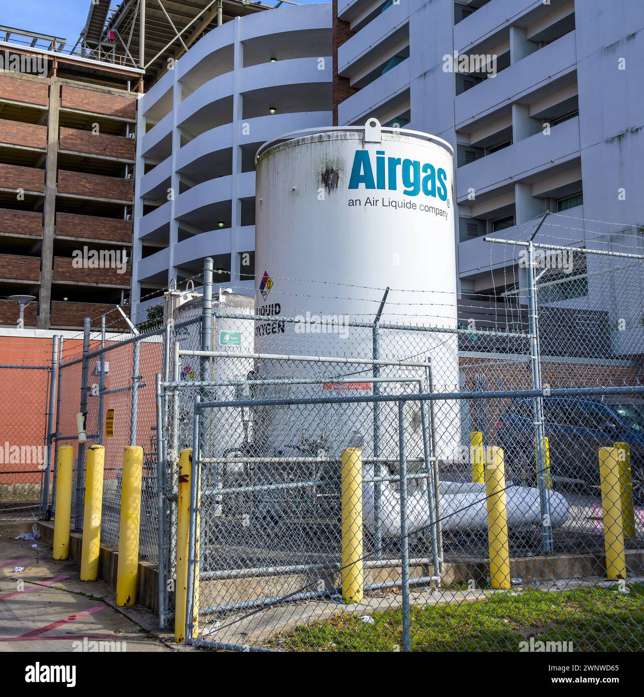 NEW ORLEANS, LOUISIANA, Stati Uniti d'America - 21 DICEMBRE 2023: Grande bombola di ossigeno liquido all'aperto Airgas dietro l'Ochsner Baptist Hospital nella Uptown New Orleans Foto Stock