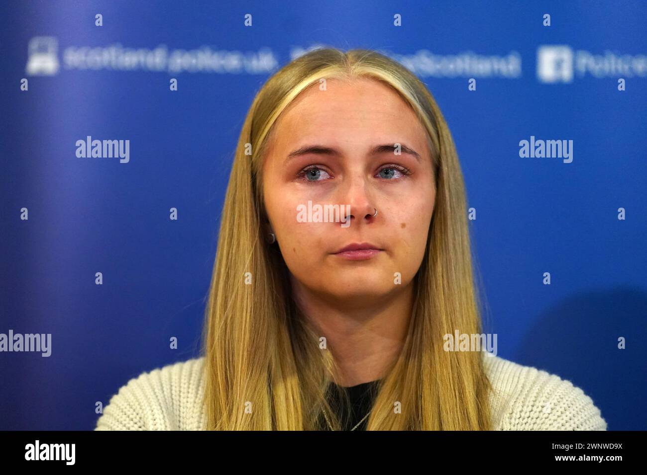 Calley Smith (18 anni) figlia di Khasha Smith, che è stata denunciata scomparsa dalla zona di Calder di Edimburgo il 5 gennaio, leggendo una dichiarazione alla stazione di polizia di Fettes a Edimburgo. Le preoccupazioni sono state sollevate dalla famiglia di Khasha, che non l'ha sentita dal 4 novembre. Data foto: Lunedì 4 marzo 2024. Foto Stock