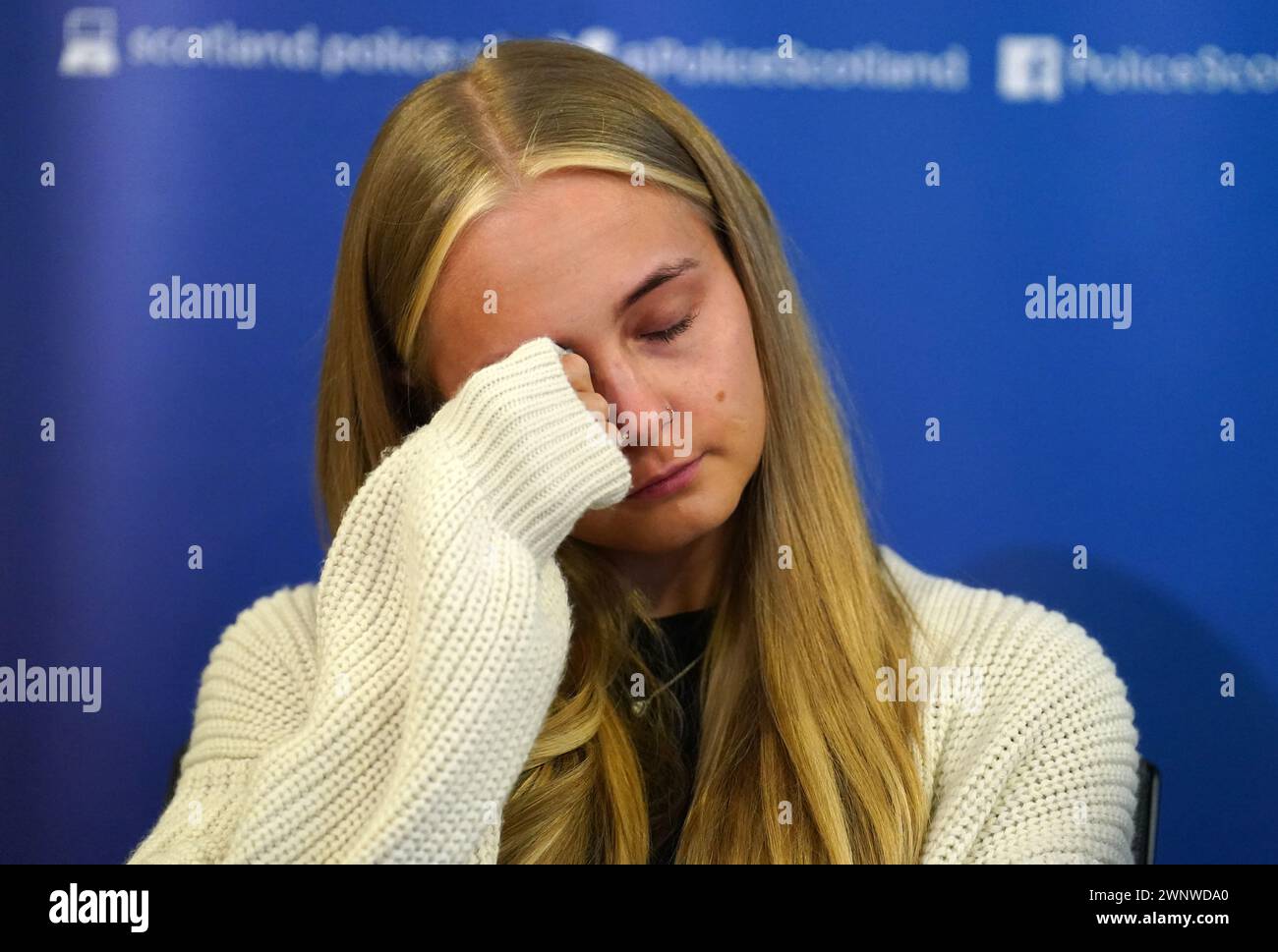 Calley Smith (18 anni) figlia di Khasha Smith, che è stata denunciata scomparsa dalla zona di Calder di Edimburgo il 5 gennaio, leggendo una dichiarazione alla stazione di polizia di Fettes a Edimburgo. Le preoccupazioni sono state sollevate dalla famiglia di Khasha, che non l'ha sentita dal 4 novembre. Data foto: Lunedì 4 marzo 2024. Foto Stock