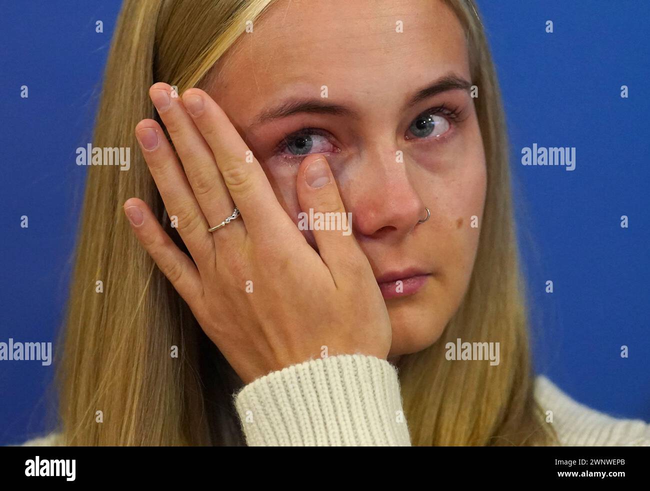 Calley Smith (18 anni) figlia di Khasha Smith, che è stata denunciata scomparsa dalla zona di Calder di Edimburgo il 5 gennaio, leggendo una dichiarazione alla stazione di polizia di Fettes a Edimburgo. Le preoccupazioni sono state sollevate dalla famiglia di Khasha, che non l'ha sentita dal 4 novembre. Data foto: Lunedì 4 marzo 2024. Foto Stock