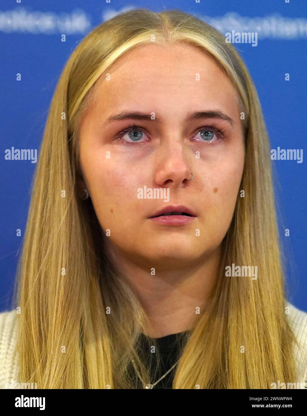 Calley Smith (18 anni) figlia di Khasha Smith, che è stata denunciata scomparsa dalla zona di Calder di Edimburgo il 5 gennaio, leggendo una dichiarazione alla stazione di polizia di Fettes a Edimburgo. Le preoccupazioni sono state sollevate dalla famiglia di Khasha, che non l'ha sentita dal 4 novembre. Data foto: Lunedì 4 marzo 2024. Foto Stock