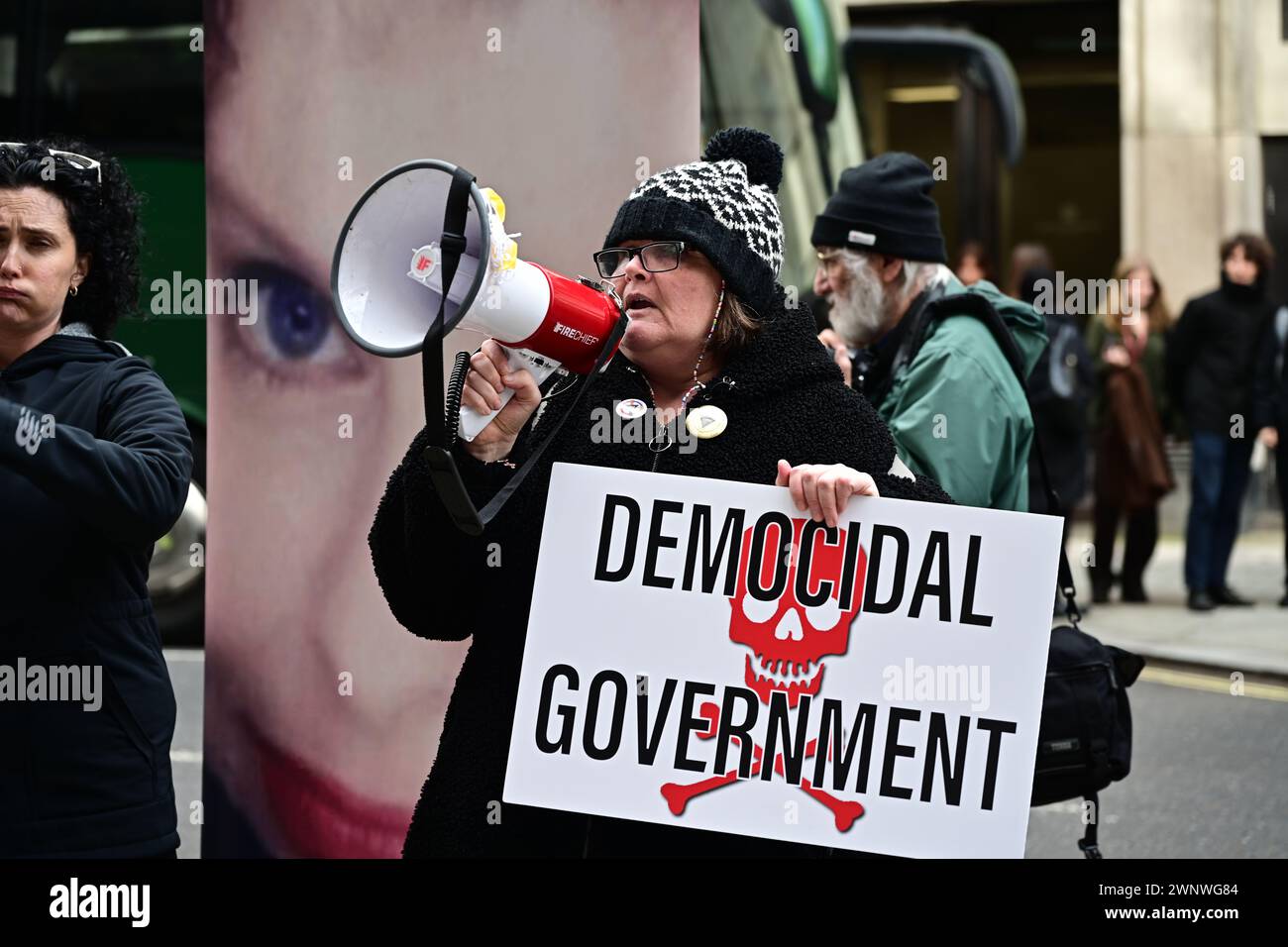 Caxton House, Londra, Regno Unito. 4 marzo 2024. I disabili contro i tagli (DPAC) hanno protestato contro il Dipartimento per il lavoro e le pensioni (DWP) per le cosiddette "riforme del welfare” che attaccano le persone vulnerabili. Nel corso degli anni, ci sono stati più di 100.000 morti a causa di tagli ai benefici, mancanza di accesso all'assistenza sanitaria, benefici negati e crisi energetiche. Le persone disabili con sedie a rotelle stanno bloccando la strada di fronte all'Abbazia di Westminster a Londra. Credito: Vedi li/Picture Capital/Alamy Live News Foto Stock