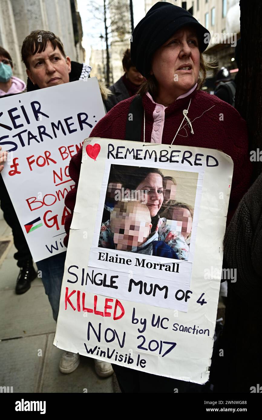 Caxton House, Londra, Regno Unito. 4 marzo 2024. I disabili contro i tagli (DPAC) hanno protestato contro il Dipartimento per il lavoro e le pensioni (DWP) per le cosiddette "riforme del welfare” che attaccano le persone vulnerabili. Nel corso degli anni, ci sono stati più di 100.000 morti a causa di tagli ai benefici, mancanza di accesso all'assistenza sanitaria, benefici negati e crisi energetiche. Le persone disabili con sedie a rotelle stanno bloccando la strada di fronte all'Abbazia di Westminster a Londra. Credito: Vedi li/Picture Capital/Alamy Live News Foto Stock