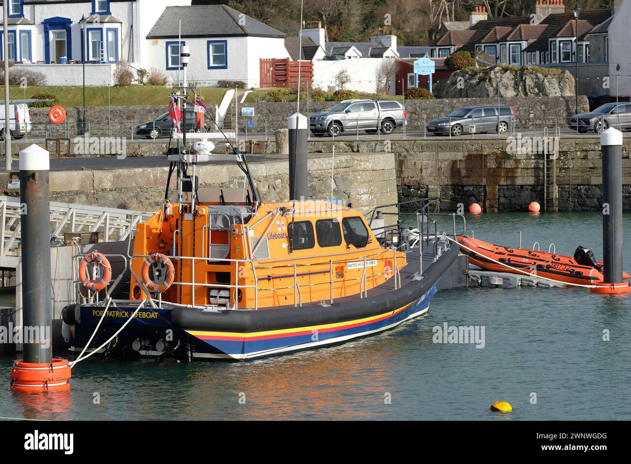 Portpatrick Scotland UK RNLI scialuppa di salvataggio (classe Shannon chiamata Stella and Humfrey Berkeley 13-25) nel porto di Portpatrick nel febbraio 2024 Foto Stock
