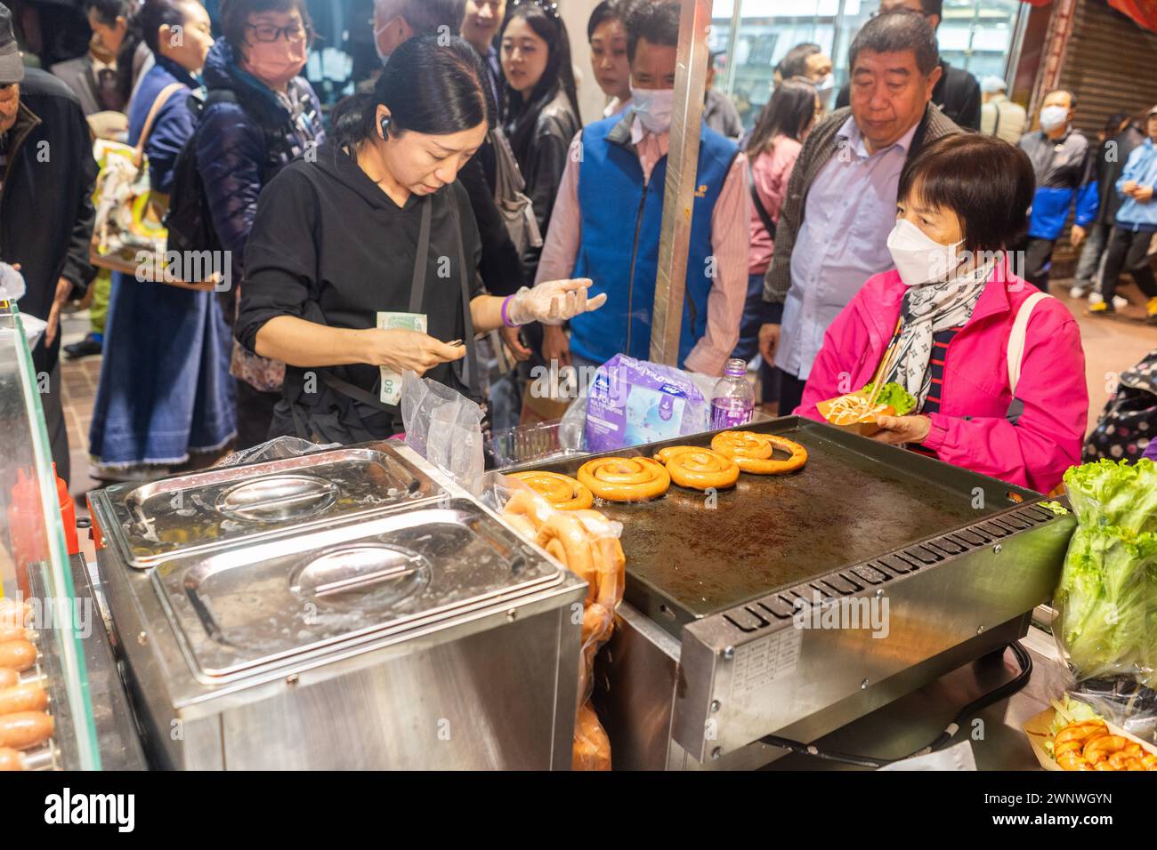 Hong Kong - 2023 dicembre il mercato notturno di Yau ma Tei illumina la serata del cibo di Temple Street Foto Stock