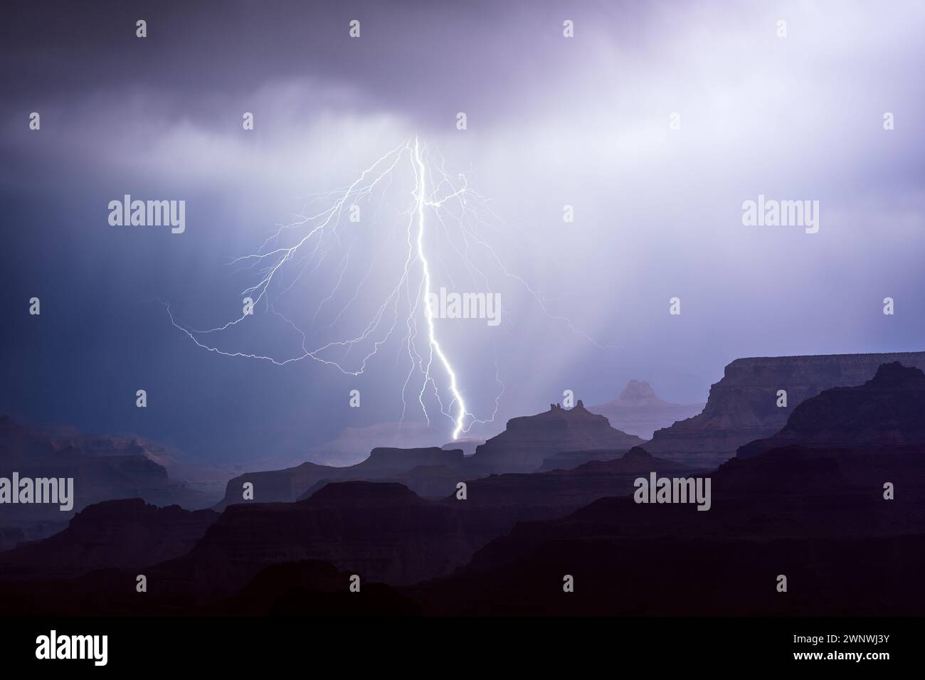 Tempesta di fulmini sul Parco Nazionale del Grand Canyon, Arizona, Stati Uniti Foto Stock