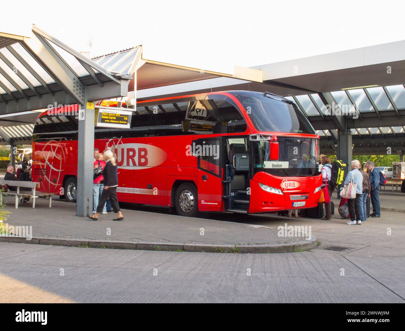 Partenza in pullman allo ZOB di Berlino Foto Stock