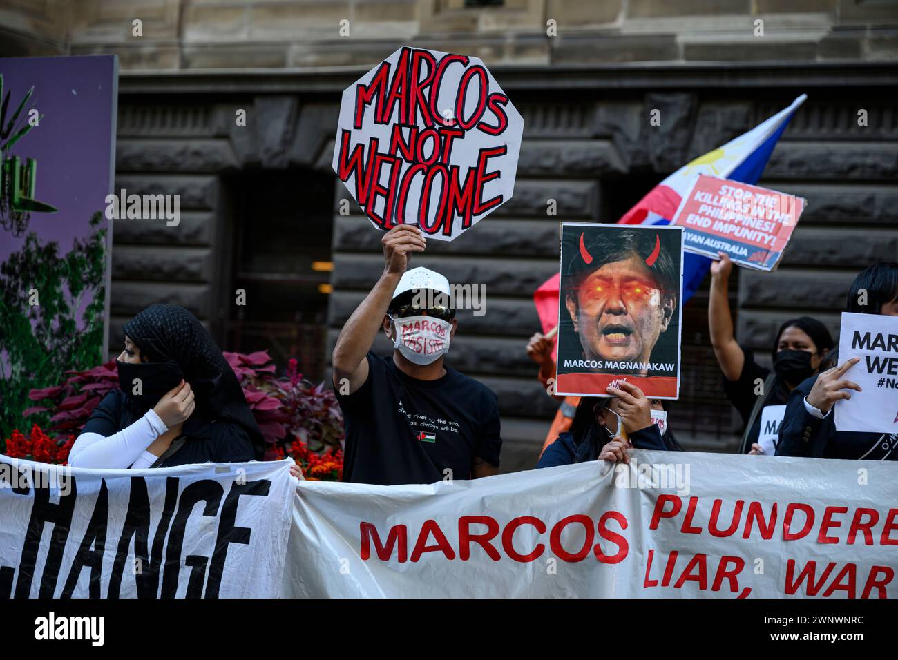 Melbourne, Australia. 4 marzo 2024. I manifestanti tengono dei cartelli fuori dal municipio di Melbourne durante la manifestazione. I filippini hanno protestato contro la visita australiana del presidente delle Filippine Marcos Jr.. Marcos Jr. Doveva incontrare la comunità filippina al municipio di Melbourne, mentre i manifestanti manifestavano all'esterno. (Foto di George Chan/SOPA Images/Sipa USA) credito: SIPA USA/Alamy Live News Foto Stock