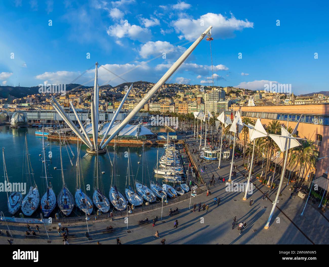 GENOVA, ITALIA - 20 MARZO 2021: Veduta aerea del porto di Genova con Porto Antico, l'acquario, la sfera di Renzo piano-Biosfera (sfera di vetro), barche Foto Stock