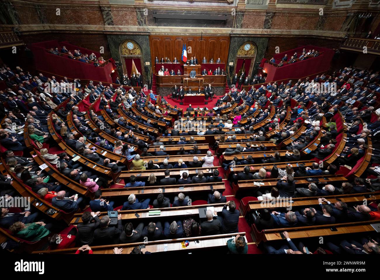 Versailles, Francia. 4 marzo 2024. Visione generale durante la convocazione di un congresso di entrambe le camere del parlamento a Versailles, a sud-ovest di Parigi, il 4 marzo 2024, per ancorare il diritto all'aborto nella costituzione del paese. Foto di Eliot Blondet/ABACAPRESS.COM credito: Abaca Press/Alamy Live News Foto Stock