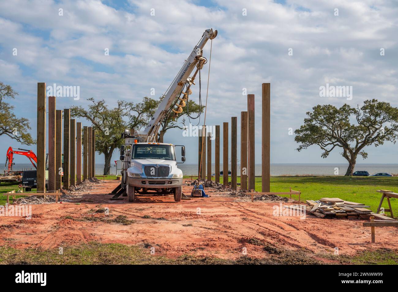 Nuova costruzione di case sulla spiaggia sopraelevate su palafitte o moli per prevenire le inondazioni, Mississippi Gulf Coast, Stati Uniti. Foto Stock