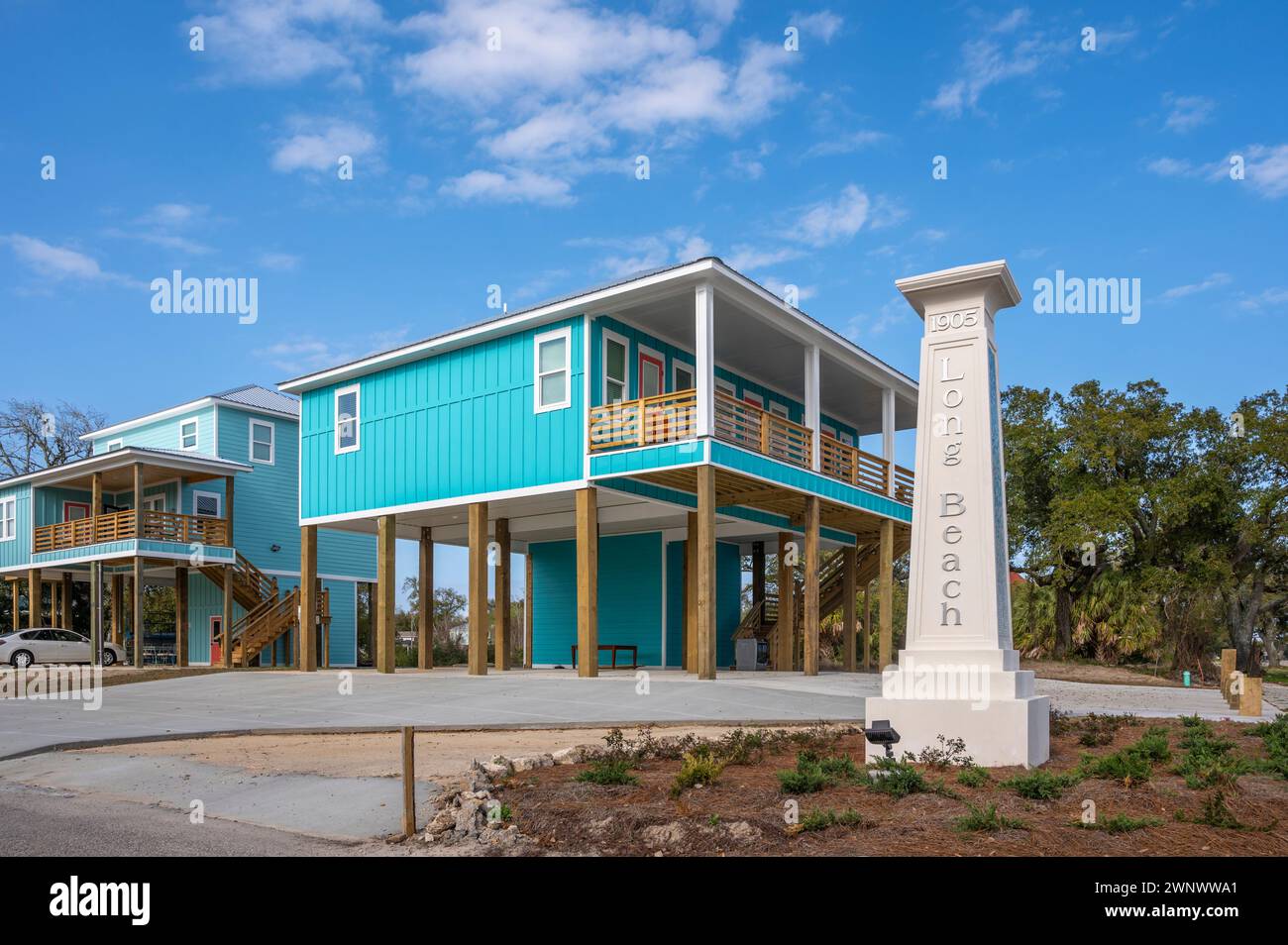 Nuova costruzione di case sulla spiaggia sopraelevate su palafitte o moli, Mississippi Gulf Coast, Stati Uniti. Foto Stock