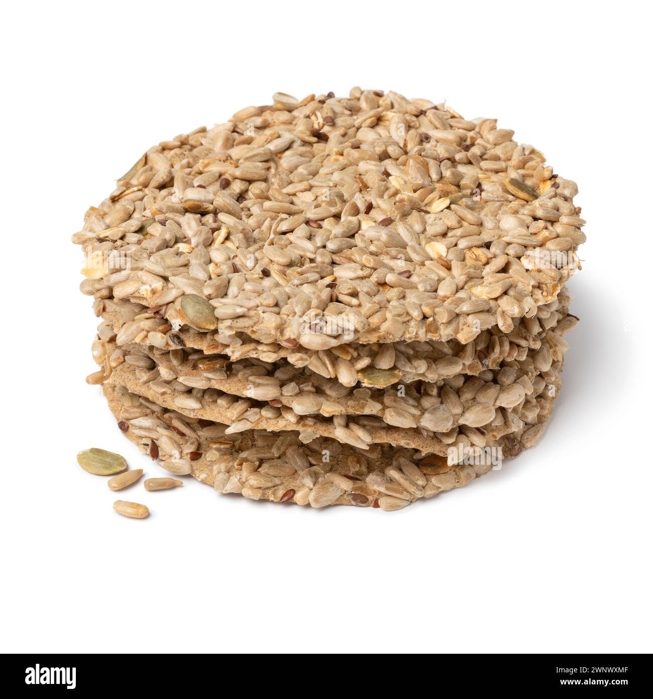 Un mucchio di croccanti cracker d'avena appena sfornati si ravvicinano isolati su sfondo bianco Foto Stock