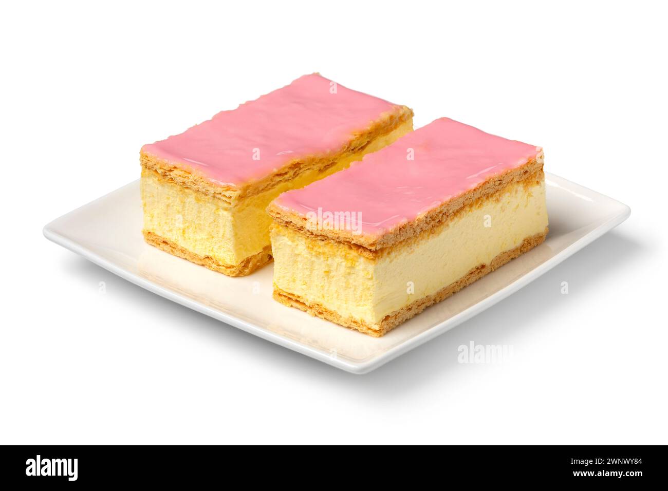 Un paio di pasticcini Tompouce olandesi su un piatto isolato su fondo bianco da vicino Foto Stock