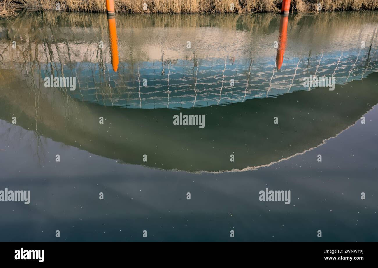 Riflesso di London Aquatics la superficie dell'acqua, Stratford Foto Stock