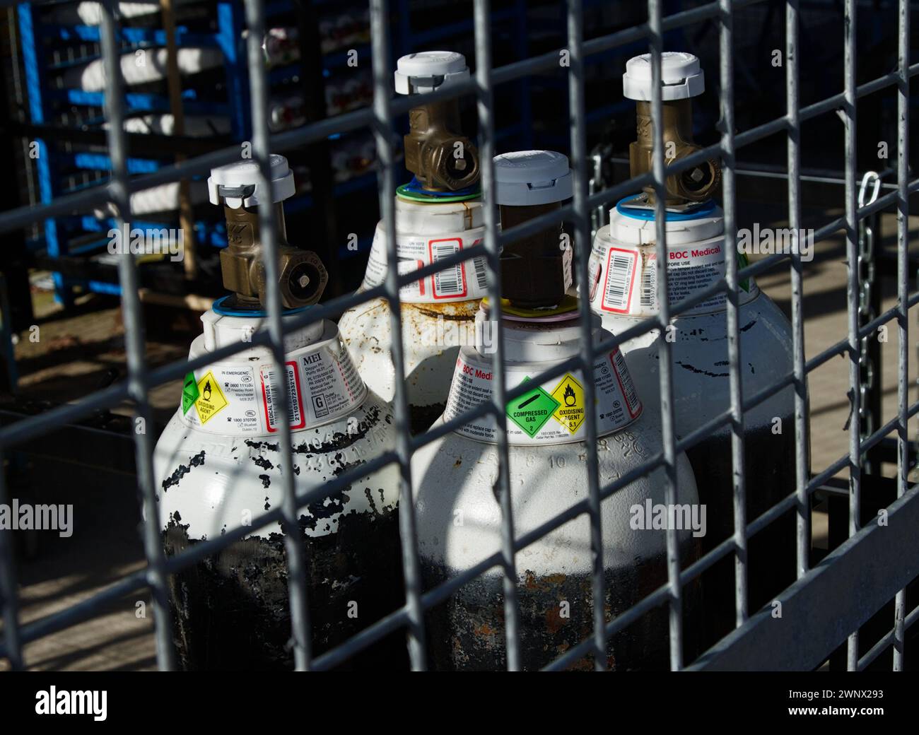 Bottiglie di bombole di ossigeno di gas compresso BOC Medical Grade bloccate in Una gabbia protettiva in metallo, Bournemouth Hospital Regno Unito Foto Stock
