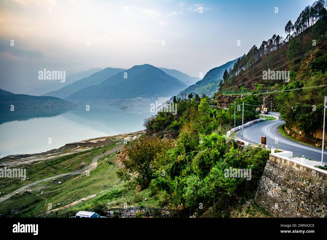 Curvy Road sulle montagne di Tehri Garhwal, Uttarakhand. Il lago Tehri è una diga artificiale. Foto Stock