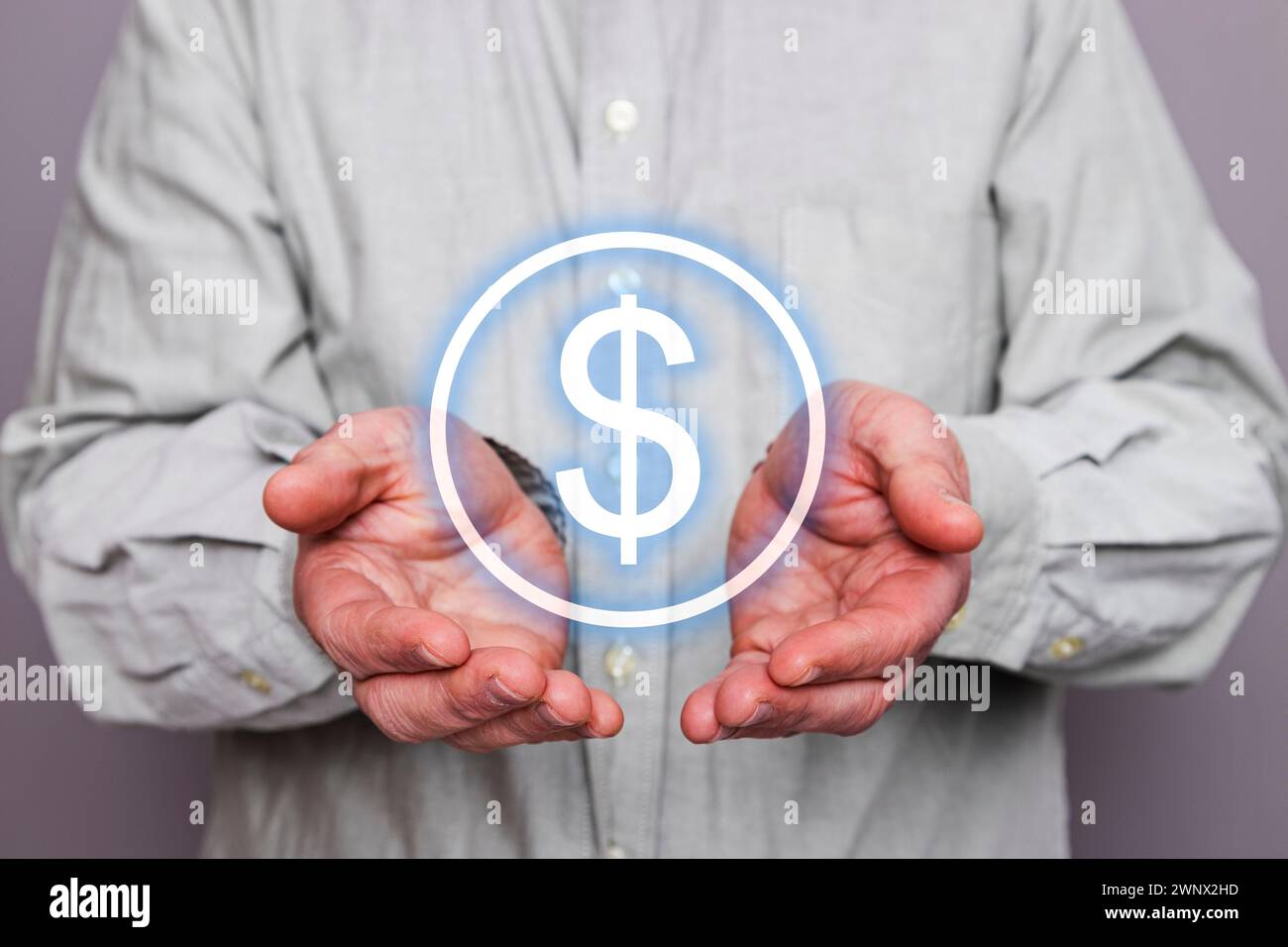 Primo piano delle mani di una persona irriconoscibile con un cerchio fluttuante con il simbolo del dollaro. Foto Stock
