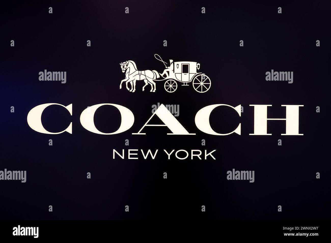 SINGAPORE - 06 NOVEMBRE 2023: Primo piano del cartello Coach visto nel complesso commerciale Paragon. Coach è una casa di moda di lusso americana speciale Foto Stock