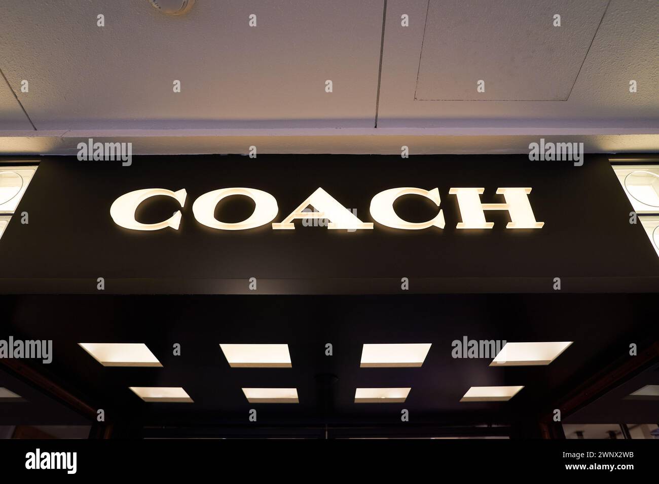 SINGAPORE - 06 NOVEMBRE 2023: Primo piano del cartello Coach visto nel complesso commerciale Paragon. Coach è una casa di moda di lusso americana speciale Foto Stock