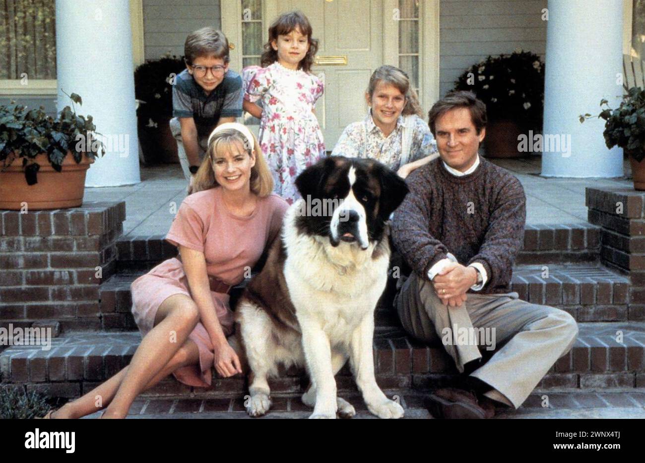 BEETHOVEN 1992 Universal Pictures film con Charles Grodin seduto a destra e Bonnie seduto a sinistra Foto Stock