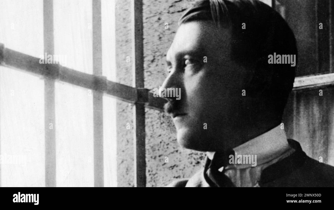 ADOLF HITLER (1889-1945) leader nazista tedesco nella prigione di Landsberg dopo il fallito Putsch di Monaco di Baviera Foto Stock