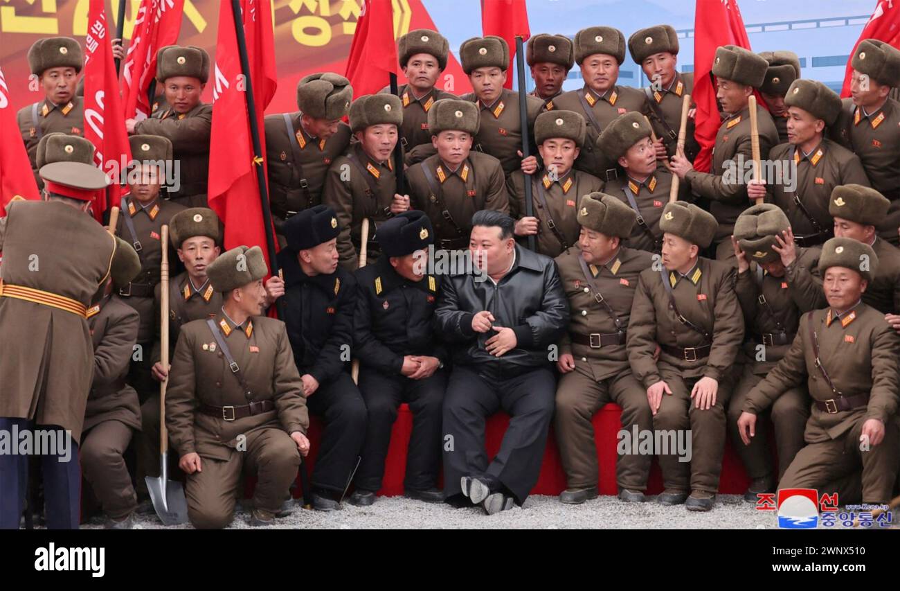 KIM JONG un , leader nordcoreano, con un gruppo di ufficiali dell'esercito all'inizio del 2024. Foto Stock
