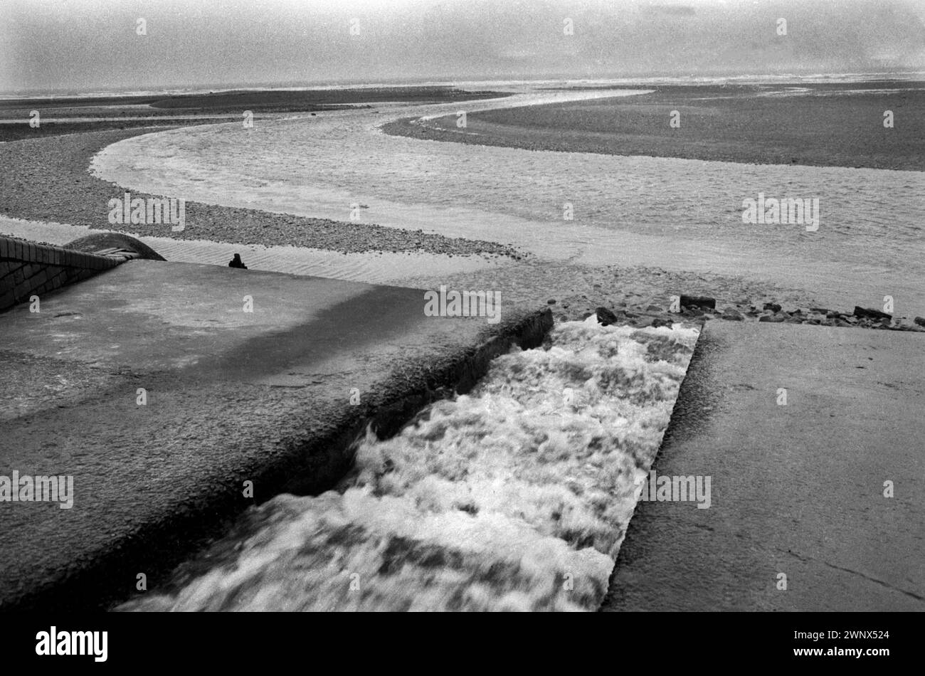 Impianto di trattamento nucleare Windscale e Calder, British Nuclear Fuels. Le acque reflue e ritenute tossiche scorrono sulla spiaggia di Windscale. Windscale, Cumbria, Inghilterra 1983. 1980 UK HOMER SYKES Foto Stock