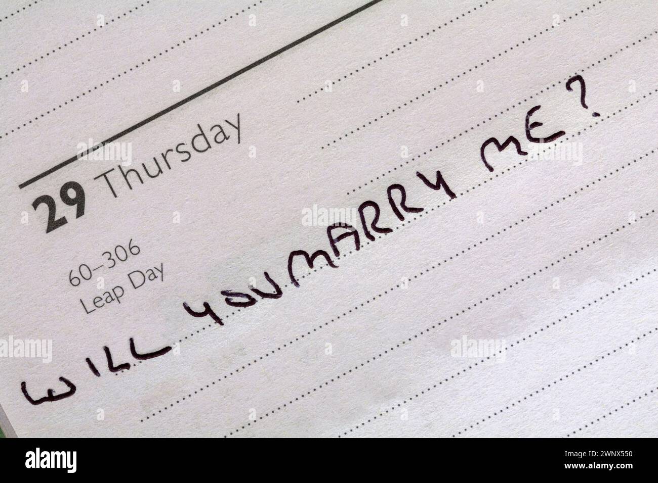 29 febbraio anno bisestile con messaggio mi sposerai? scritto in diario - proposta per l'anno bisestile Foto Stock