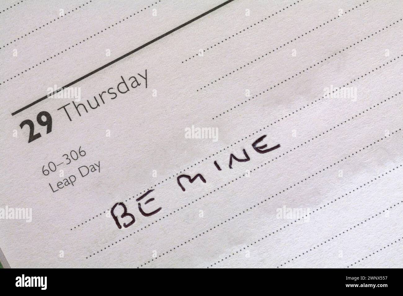 29 febbraio anno bisestile con messaggio Be Mine scritto in diario - proposta anno bisestile Foto Stock