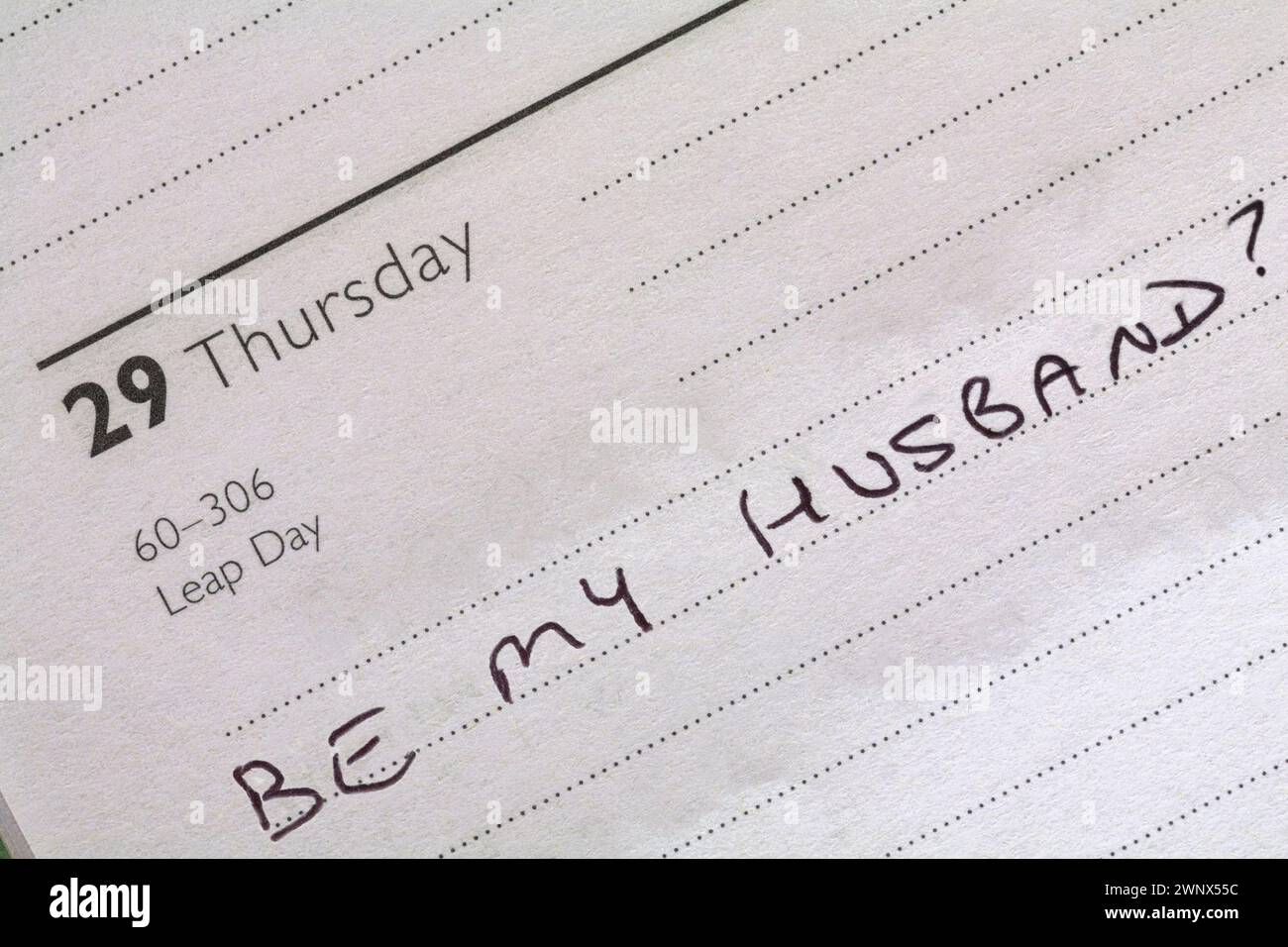 29 febbraio anno bisestile con messaggio essere mio marito? scritto in diario - proposta per l'anno bisestile Foto Stock