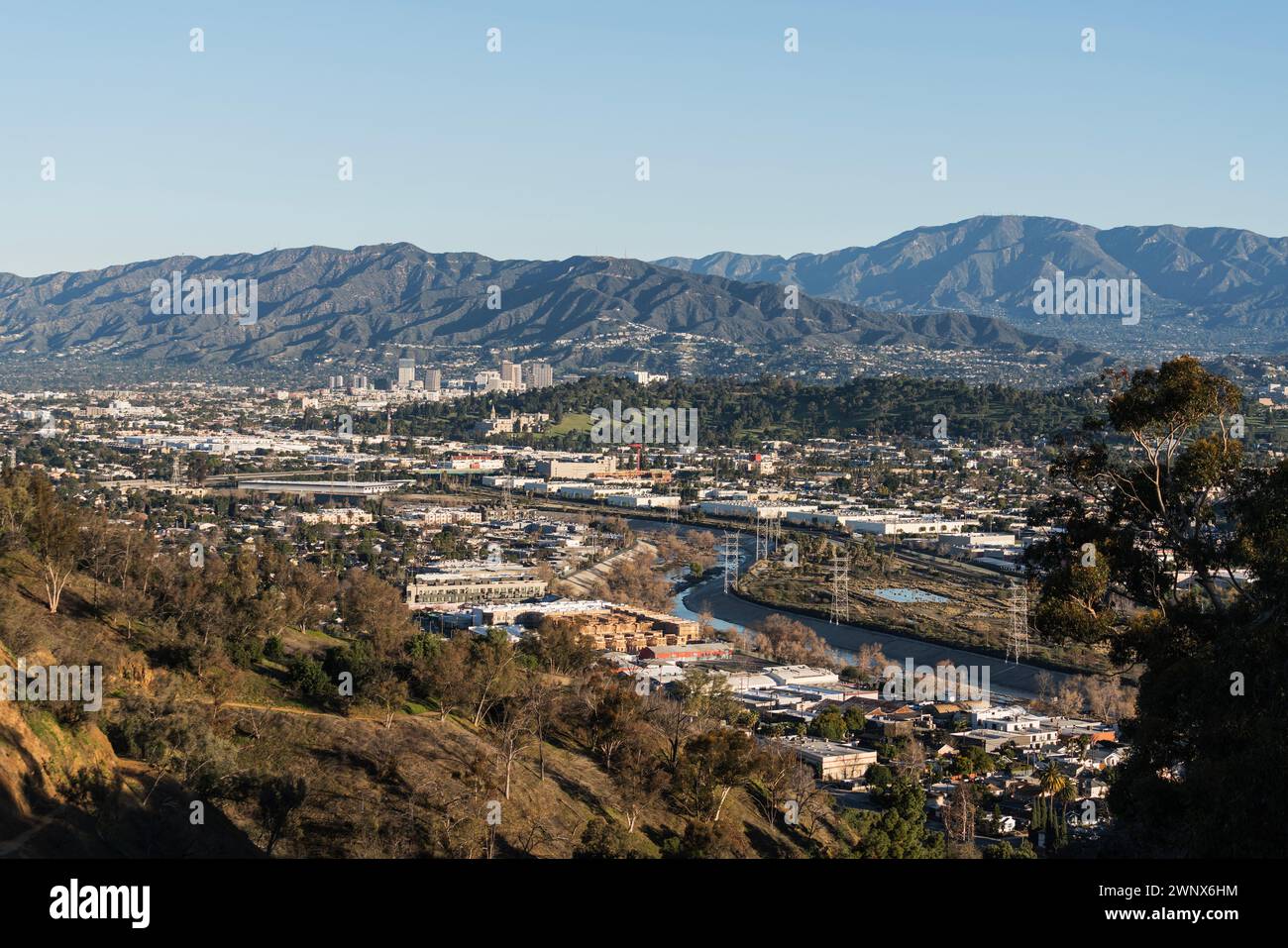 Vista in cima alla collina verso Glendale e il Cypress Park Elysian Valley, quartieri di Atwater Village a Los Angeles, California. Foto Stock