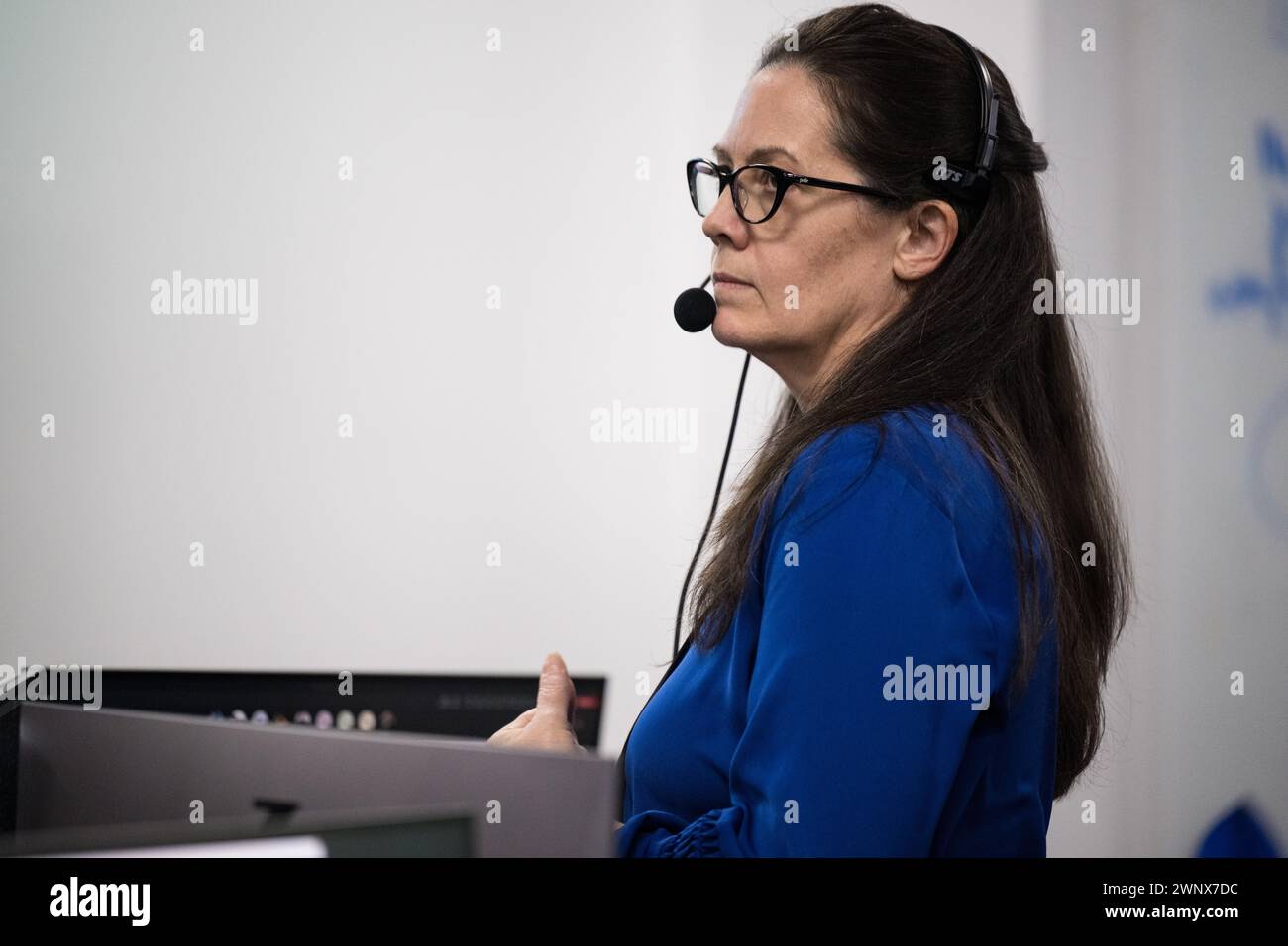 Cape Canaveral, Stati Uniti d'America. 3 marzo 2024. Emily Nelson, capo direttore di volo della NASA, monitora il lancio del razzo SpaceX Falcon 9 dalla sala di controllo di HangarX al Kennedy Space Center, 3 marzo 2024 a Cape Canaveral, Florida. Il razzo sta trasportando la missione NASA SpaceX Crew-8 alla stazione spaziale Internazionale. Crediti: Aubrey Gemignani/NASA/Alamy Live News Foto Stock