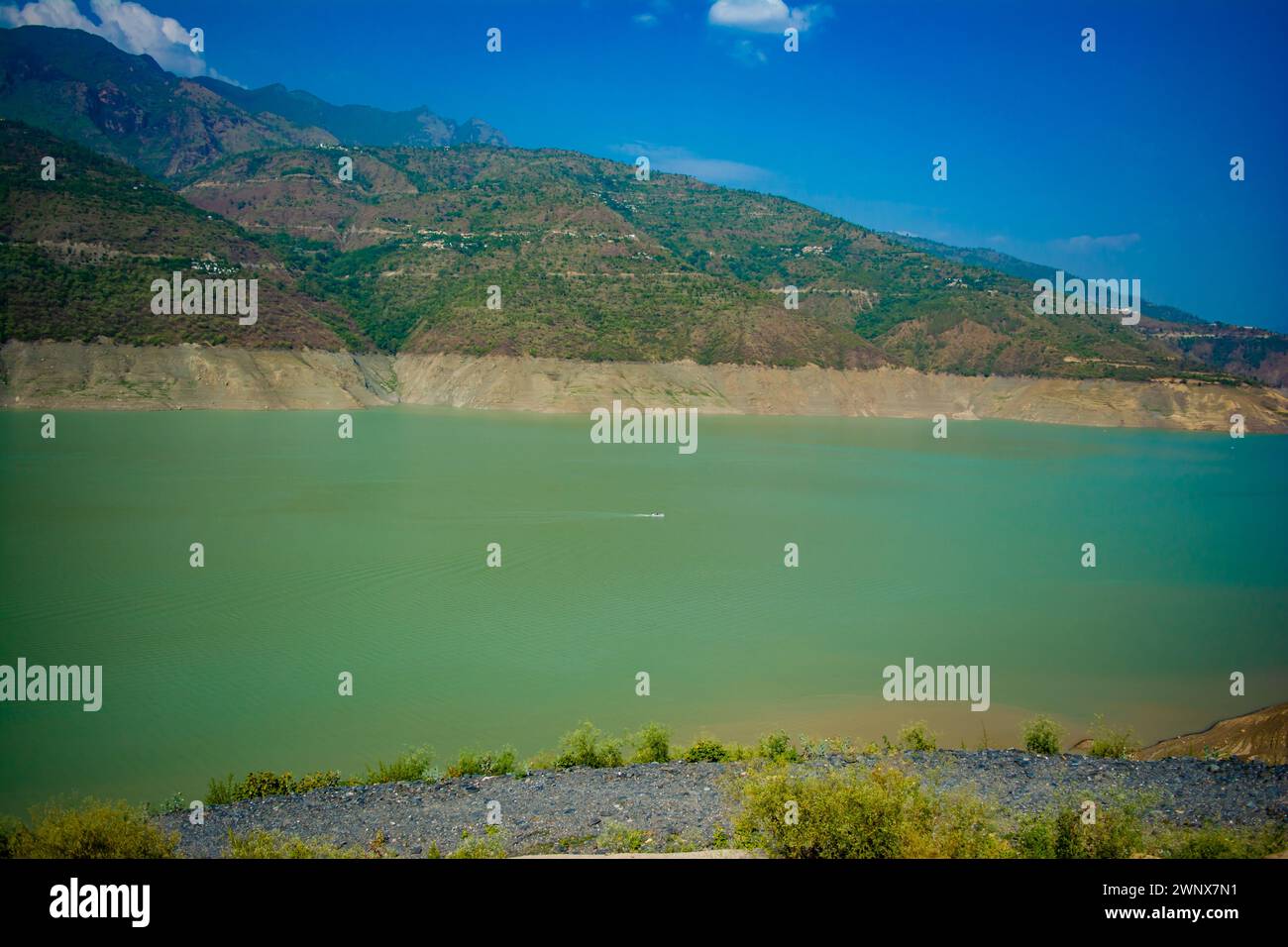 Lago Tehri circondato dalle montagne di Uttarakhand, india, il lago Tehri è una diga artificiale. La diga di Tehri, la diga più alta dell'India e la diga di Tehri Foto Stock