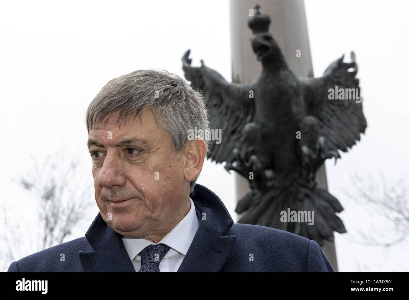 Warshaw, Polonia. 4 marzo 2024. Il ministro fiammingo Jan Jambon, nella foto, durante una cerimonia presso il Monumento per la prima Divisione blindata polacca, a Varsavia, durante una missione diplomatica del governo fiammingo in Polonia e Lettonia, lunedì 4 marzo 2024. BELGA FOTO NICOLAS MAETERLINCK credito: Belga News Agency/Alamy Live News Foto Stock