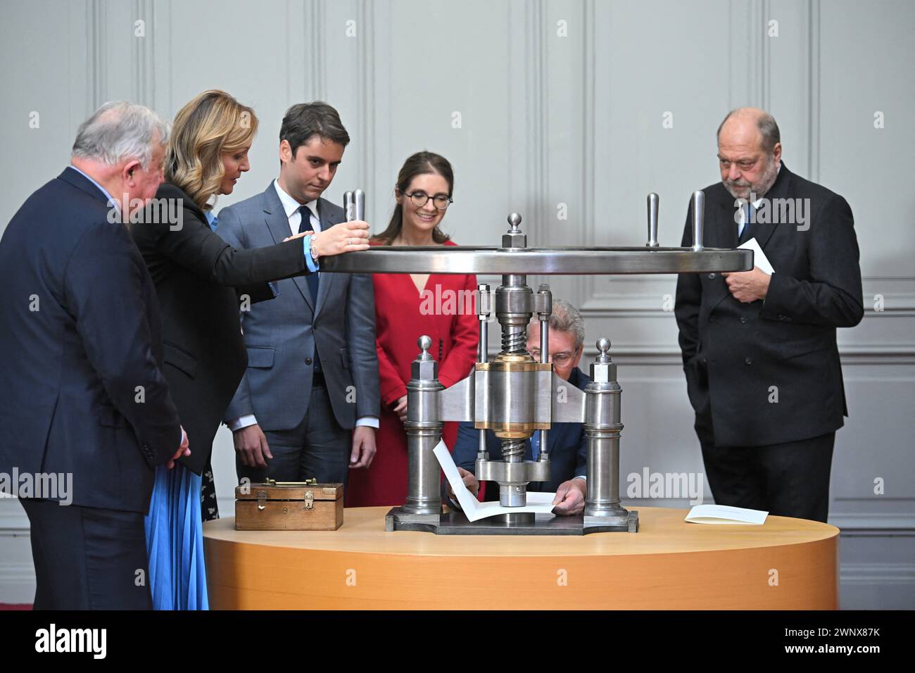 Versailles, Francia. 4 marzo 2024. presidente del Senato Gerard Larcher, presidente dell'Assemblea nazionale Yael Braun-Pivet, primo Ministro francese Gabriel Attal, vice ministro francese per l'uguaglianza di genere Aurore Berge e ministro francese della giustizia Eric Dupond-Moretti durante la cerimonia del "sigillo del congresso" che autorizza il voto del parlamento francese per ancorare il diritto all'aborto nella costituzione del paese, a Versailles, in Francia, il 4 marzo 2024. Foto di Eliot Blondet/ABACAPRESS.COM credito: Abaca Press/Alamy Live News Foto Stock