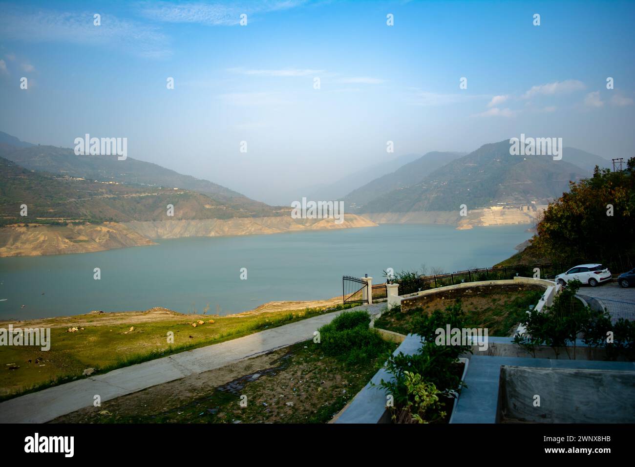 Lago Tehri circondato dalle montagne di Uttarakhand, india, il lago Tehri è una diga artificiale. La diga di Tehri, la diga più alta dell'India e la diga di Tehri Foto Stock