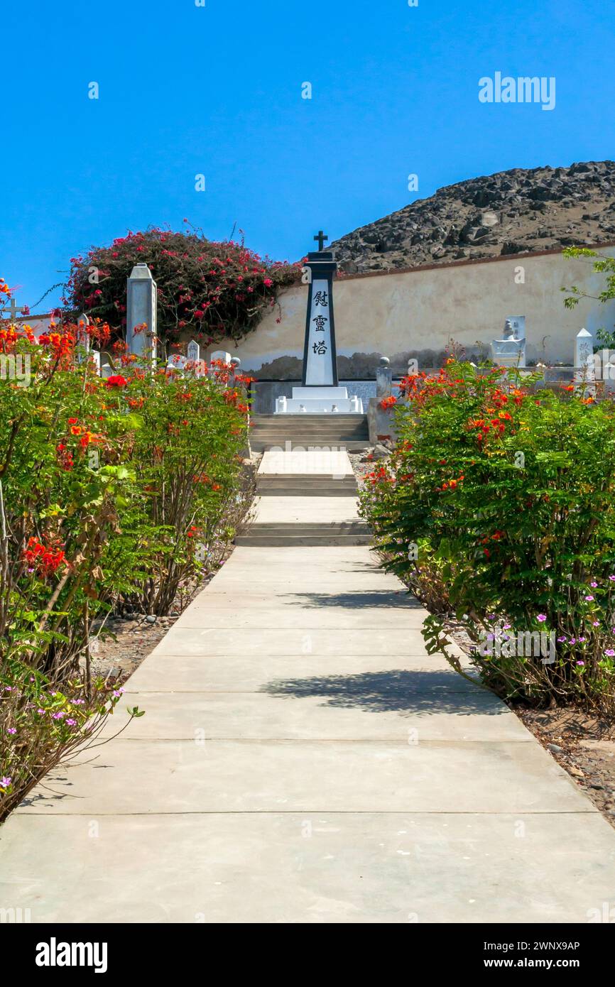 Il cimitero di San Nicolas fu costruito nel 1907 per fornire un'ultima dimora ai primi immigrati giapponesi. Supe Peru Foto Stock