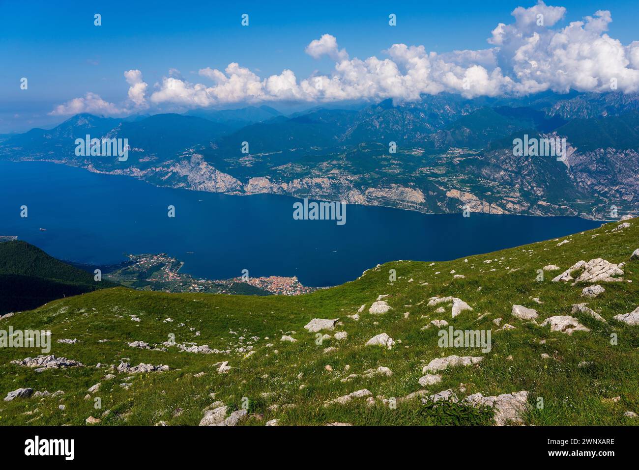 Vista panoramica dal Monte Baldo sul Lago di Garda vicino a Malcesine in Italia. Foto Stock