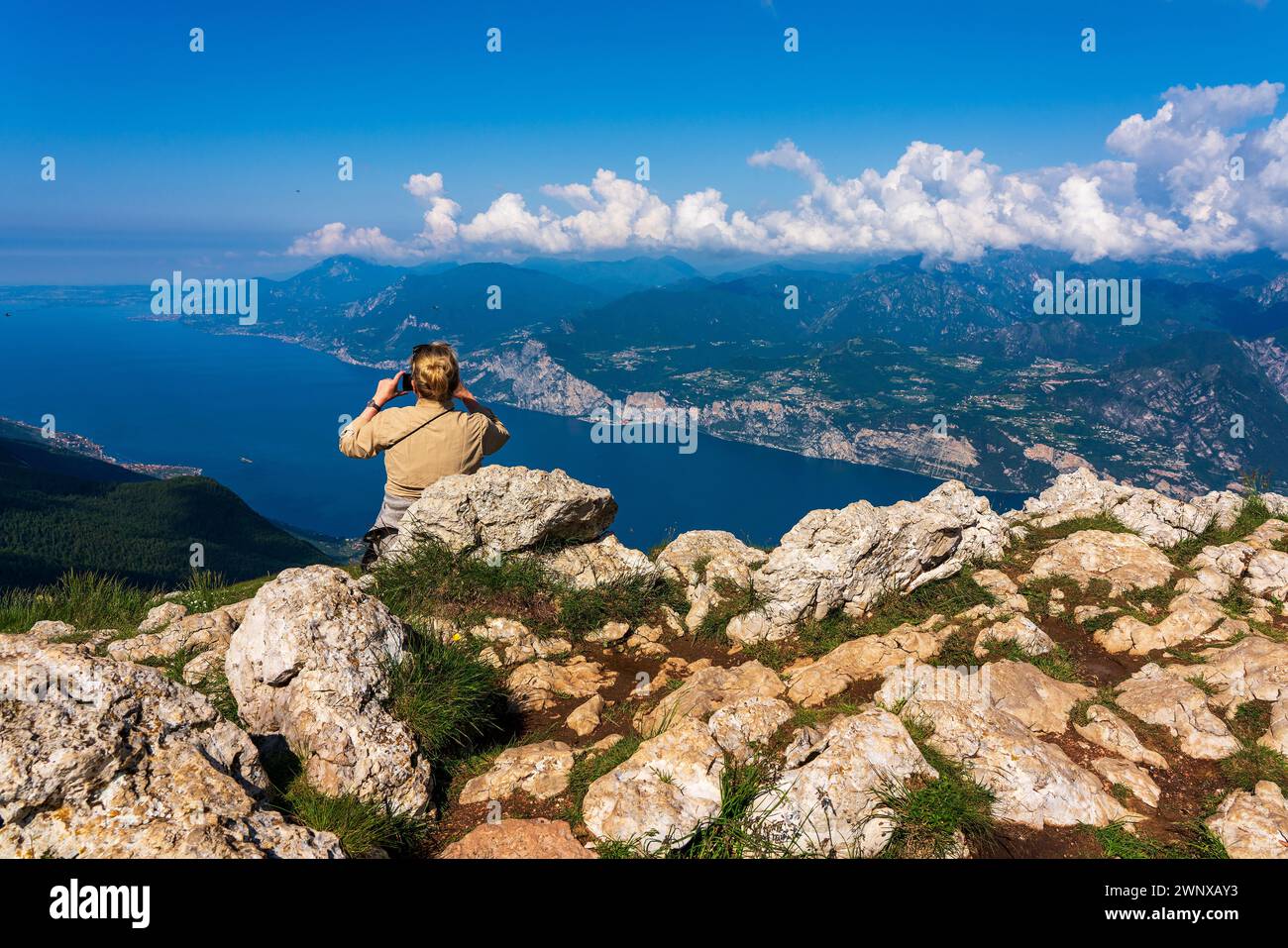 Vista panoramica dal Monte Baldo sul Lago di Garda vicino a Malcesine in Italia. Foto Stock