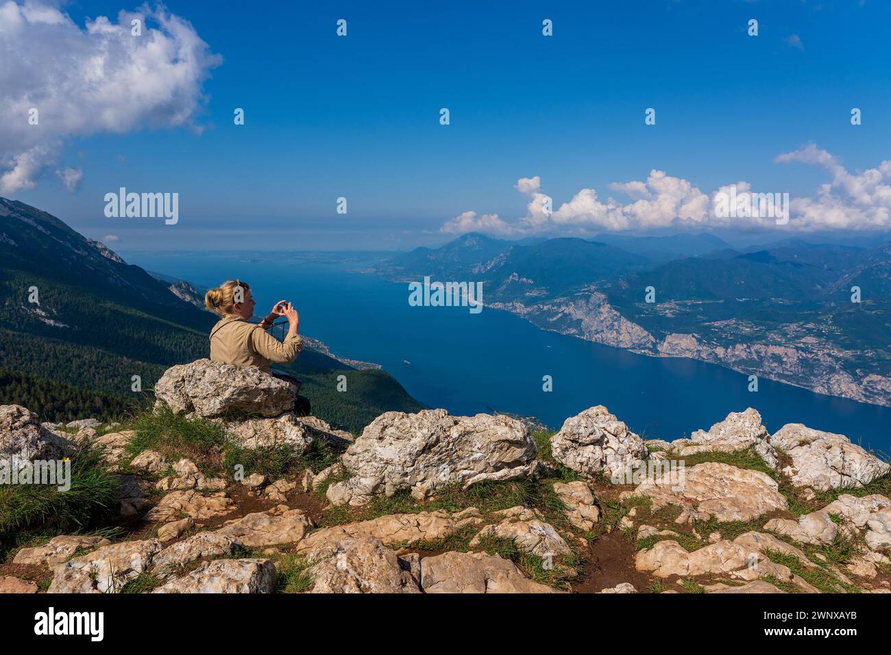 Vista panoramica dal Monte Baldo sul Lago di Garda vicino a Malcesine in Italia. Foto Stock