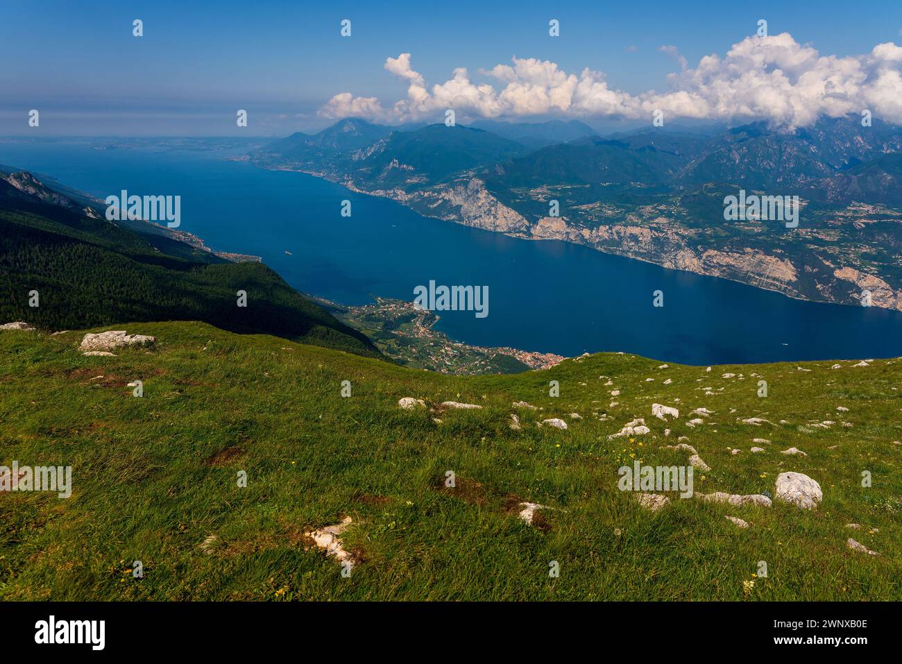 Vista panoramica dal Monte Baldo sul Lago di Garda vicino a Malcesine in Italia. Foto Stock