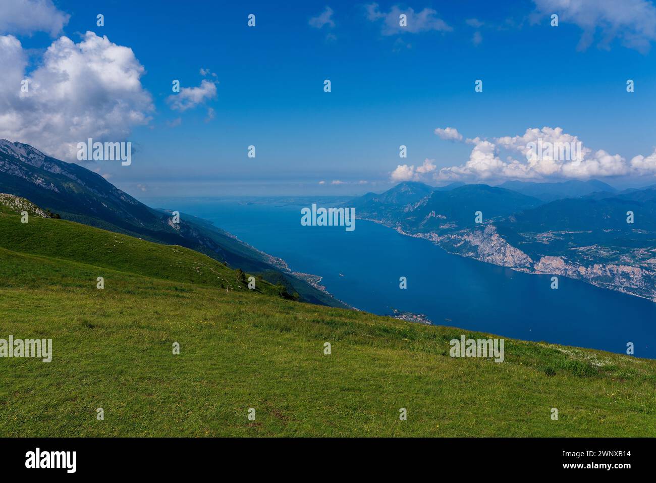 Vista panoramica dal Monte Baldo sul Lago di Garda vicino a Malcesine in Italia. Foto Stock