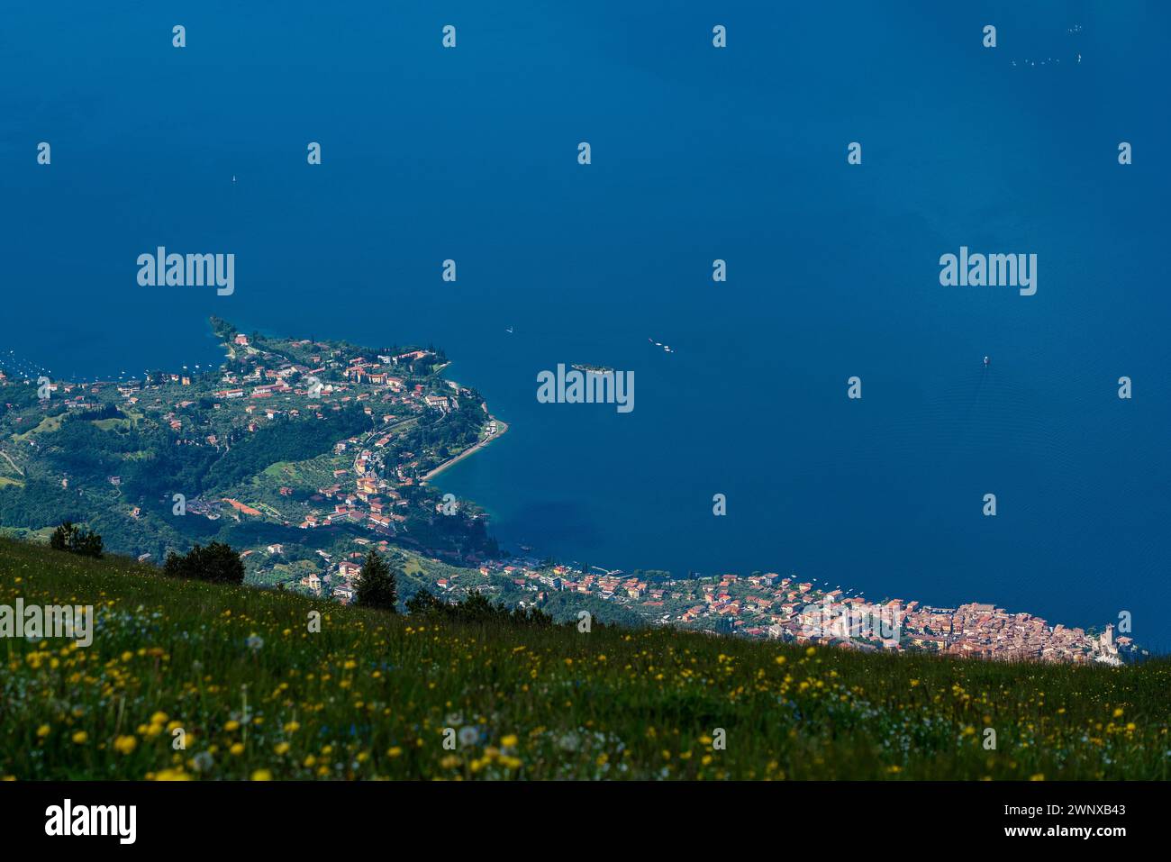Vista panoramica dal Monte Baldo sul Lago di Garda vicino a Malcesine in Italia. Foto Stock