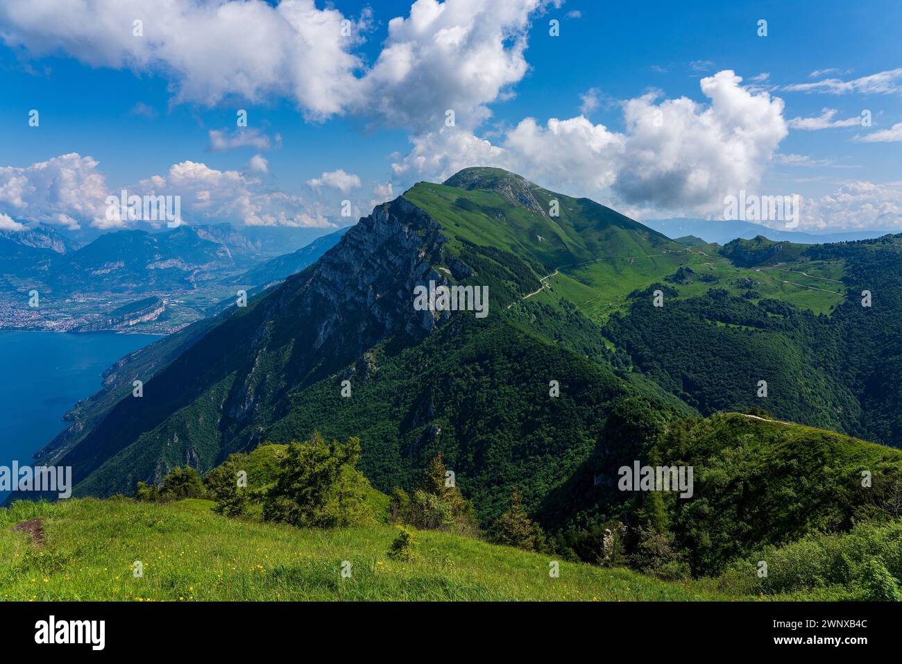 Vista panoramica dal Monte Baldo sul Lago di Garda vicino a Malcesine in Italia. Foto Stock