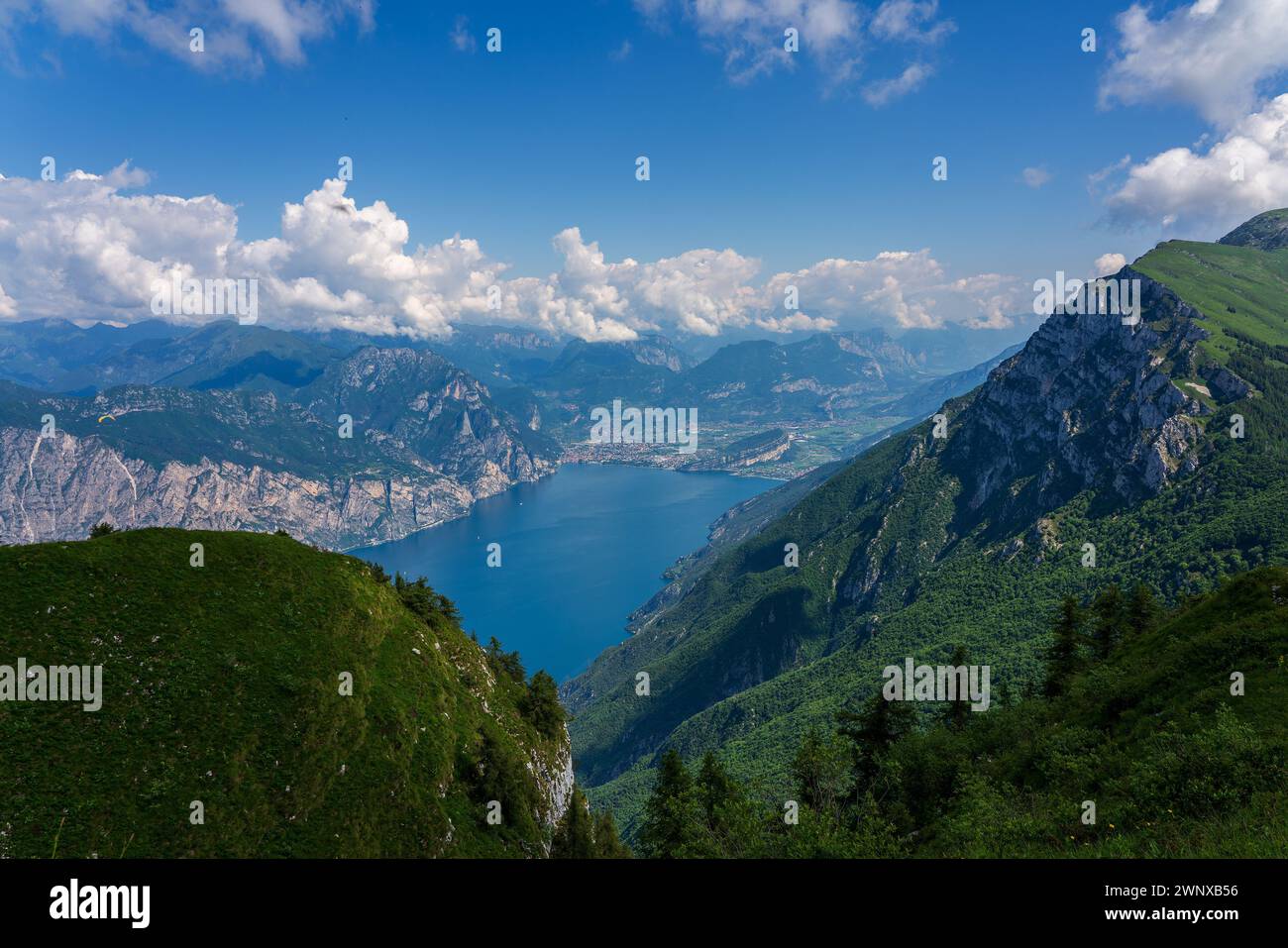 Vista panoramica dal Monte Baldo sul Lago di Garda vicino a Malcesine in Italia. Foto Stock